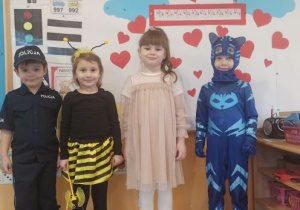 dzieci w strojach karnawałowych