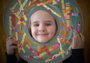 Dziecko w "pączkowej" fotobudce