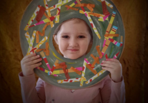 Dziecko w "pączkowej" fotobudce