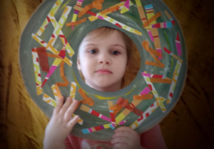 Dziecko w "pączkowej" fotobudce