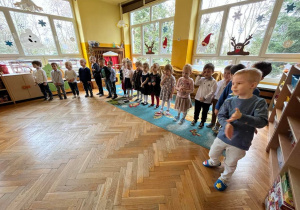 Dzieci śpiewają piosenkę