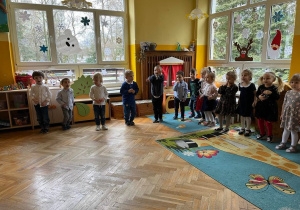 Dzieci recytują wspólnie wiersz