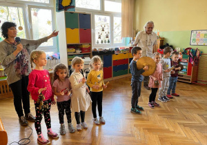 Dzieci pozują do zdjęcia z instrumentami muzycznymi