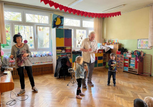 Dzieci grają na instrumentach muzycznych