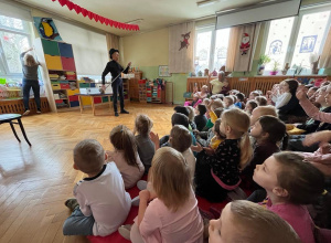 Dzieci oglądają sztuczki iluzjonisty