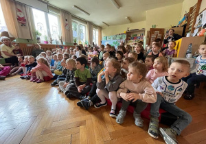 Dzieci oglądają pokaz iluzjonisty