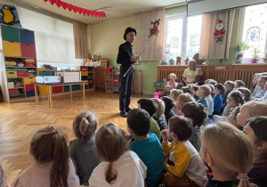 Dzieci oglądają pokaz iluzjonisty