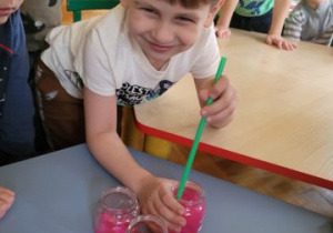 Dzieci wykonują wodny instrument