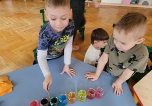 Dzieci wykonują wodny instrument