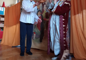 Aktor i aktorka podczas przedstawienia