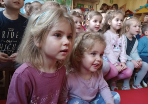 Dzieci oglądają przedstawienie