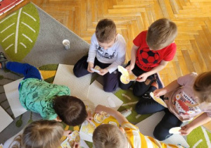 Dzieci liczą z dinozaurami