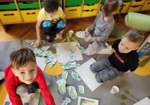Dzieci liczą z dinozaurami