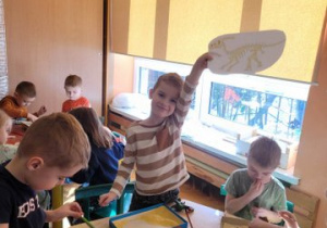 Dzieci odkrywają ślady dinozaurów