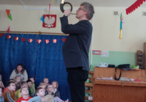 Muzyk gra na instrumencie
