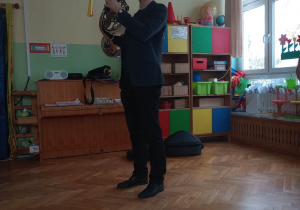 Muzyk gra na instrumencie
