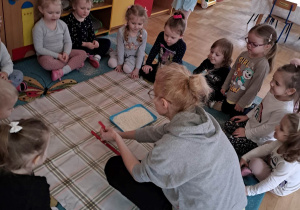 Kreślenie na tacy z ryżem