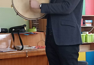 pan gra na bębenku