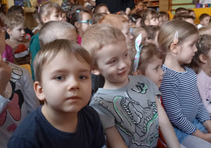 dzieci siedzą na ławce
