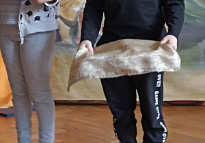 chłopiec trzyma kocyk
