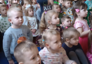 Dzieci oglądają przedstawienie