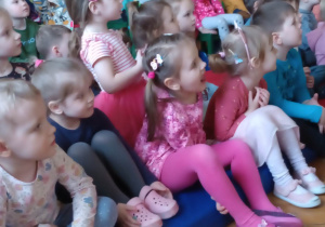 Dzieci oglądają przedstawienie