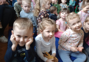 Dzieci oglądają przedstawienie