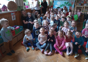 Dzieci oglądają przedstawienie