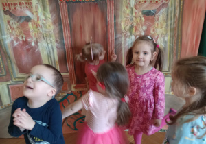 Dzieci przed dekoracją