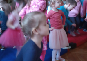Dzieci tańczą