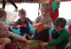 Trening dla naszych dłoni - darcie bibuły
