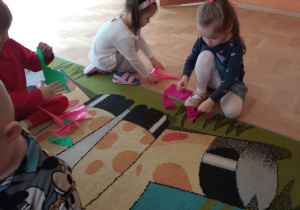 Trening dla naszych dłoni - darcie bibuły
