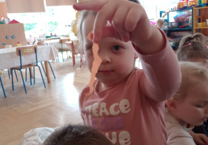 Trening dla naszych dłoni - darcie bibuły