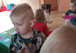 Trening dla naszych dłoni - darcie bibuły