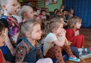 Dzieci podczas występu pana artysty cyrkowego