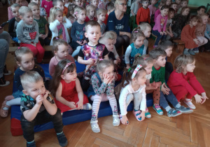 Dzieci podczas występu pana artysty cyrkowego