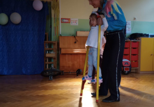 Artysta cyrkowy i dziewczynka podczas występu