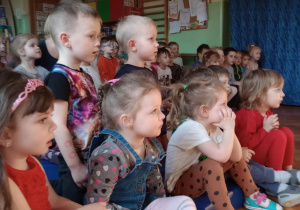 Dzieci podczas występu pana artysty cyrkowego