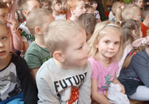 dzieci siedzą na ławce