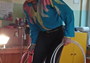 pan trzyma koła hula hop