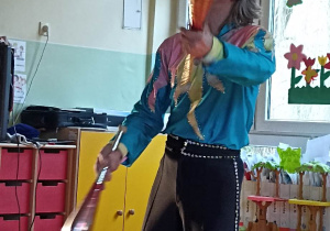 pan żongluje maczugami