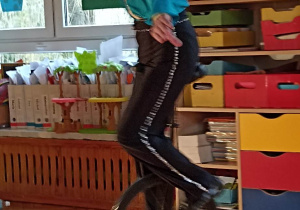 pan jeżdzi na monocyklu
