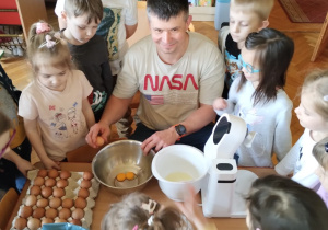 Dzieci z Panem Dominikiem przygotowują francuskie omlety z owocami