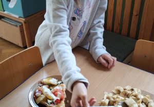 Dziewczynka przygotowuje omlet