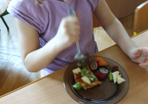 Dziewczynka przygotowuje omlet