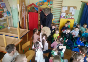 Muzyk pokazuje dzieciom bęben