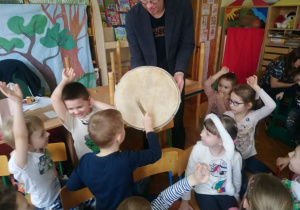 Muzyk pokazuje dzieciom bęben