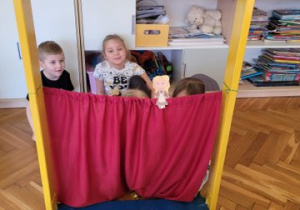 Dzieci grają przedstawienia