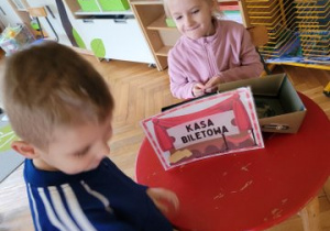 Dzieci poznają teatr