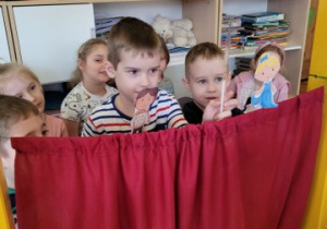 Dzieci grają przedstawienia